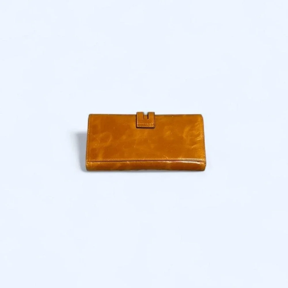 Tan‎ leather wallet with a classic look